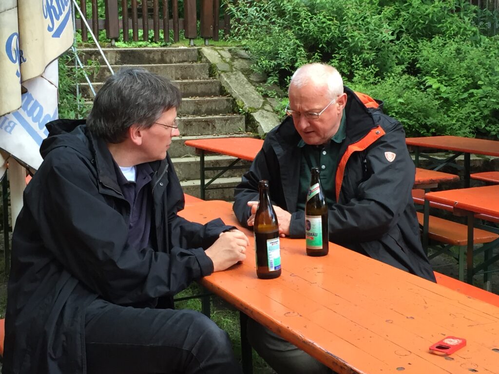 Roman Emilius und Graham Buckland vertieft im Gespräch vertieft beim Probenwochenende in Waldmünchen.